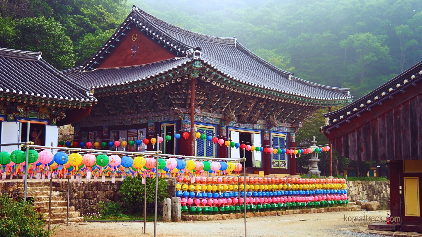baengnyeonsa-temple-dharma-hall-side-view