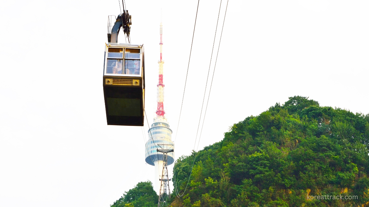 namsan-cable-car-in-seoul-tower- car-view