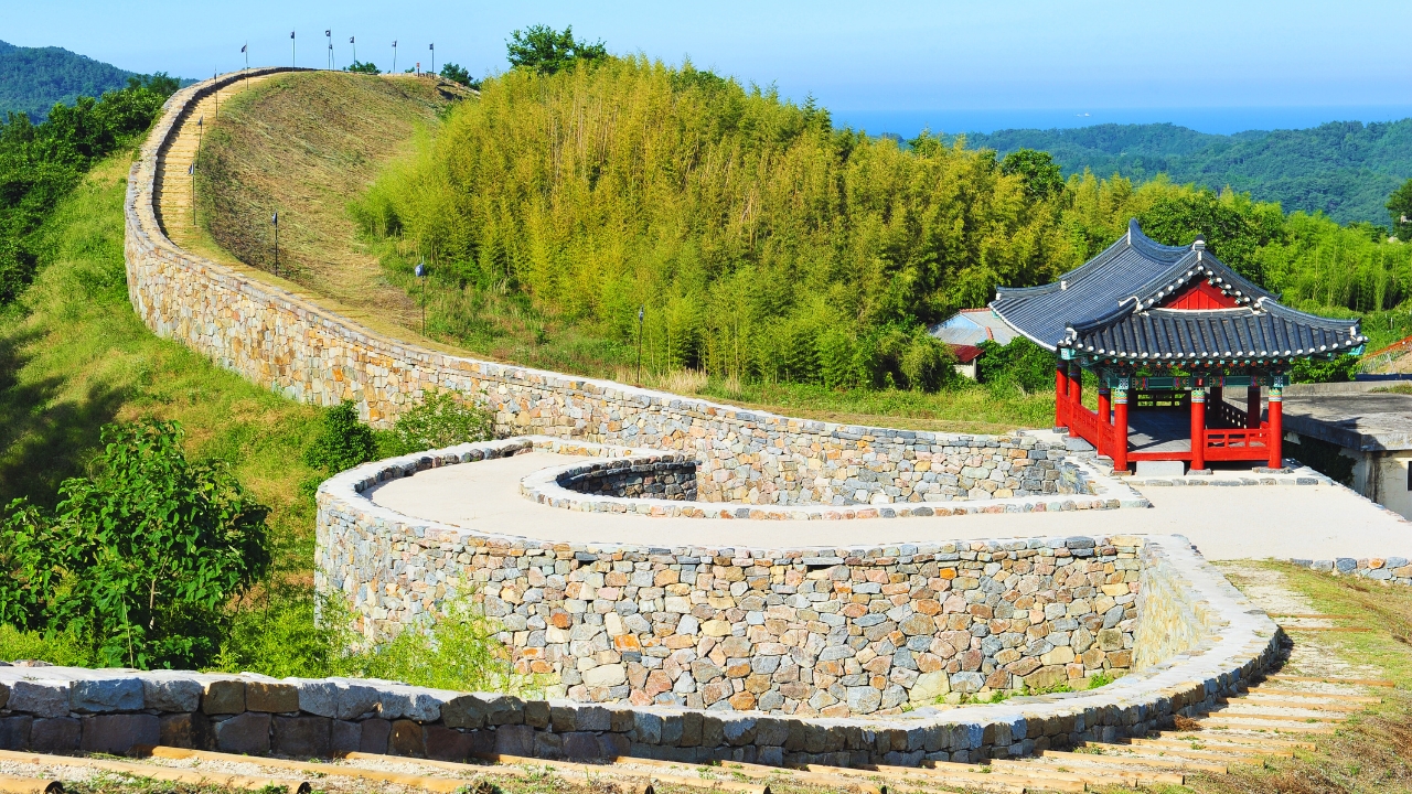 pohang-janggi-eupseong-fortress-wall-watch-pavilion