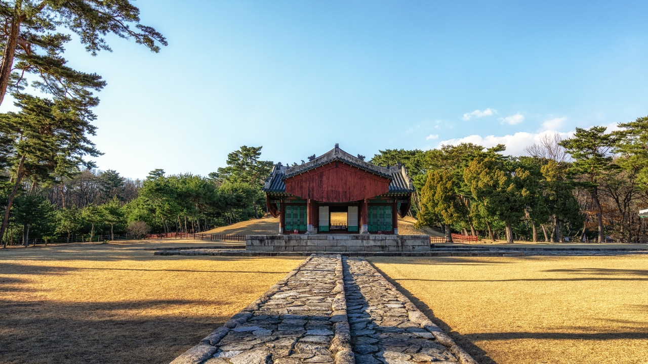 sareung-royal-tomb-pathway-offer-hall-view