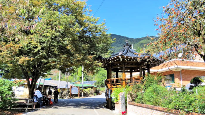 Beollat Hanji Village article describes a traditional village that produces the original and beautiful Korean paper called 'hanji'. Come and enjoy its offers..