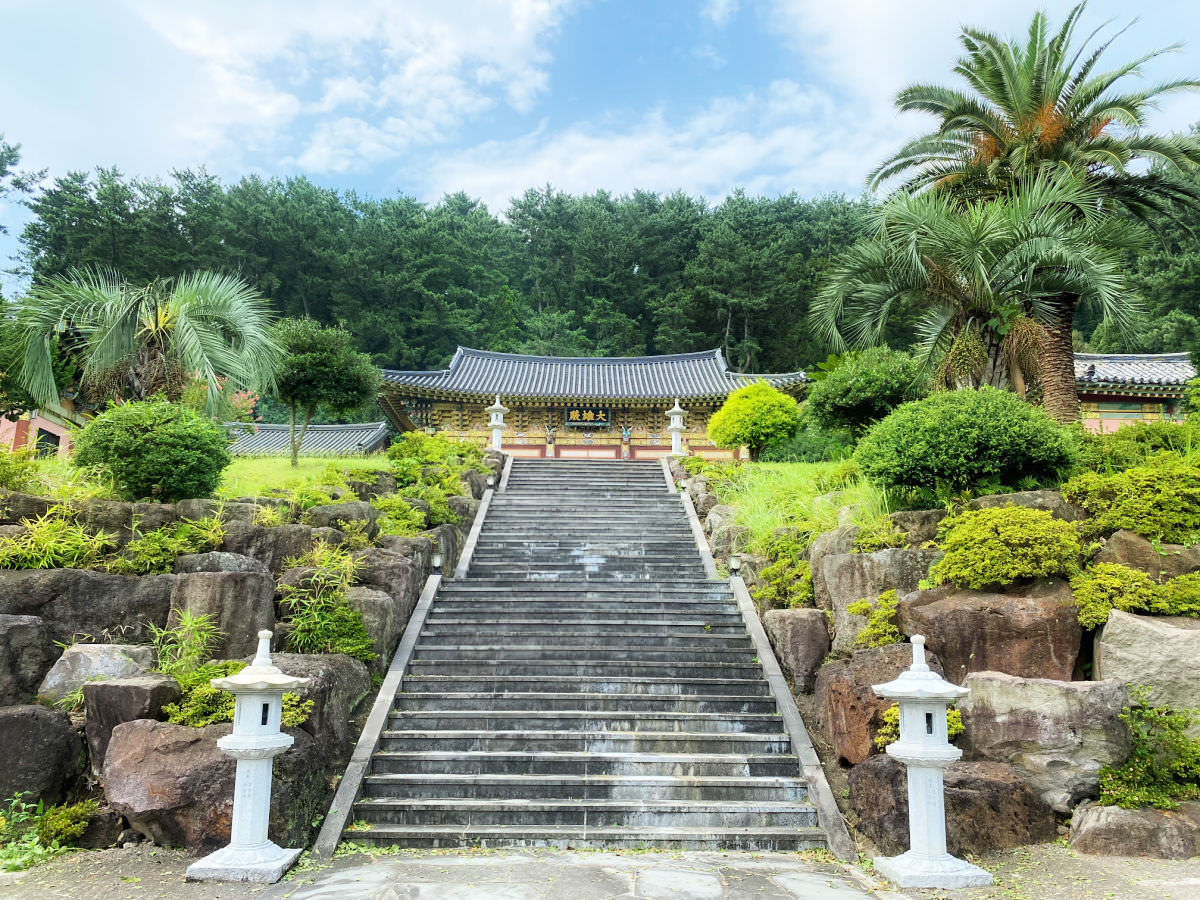 Borimsa Temple is a serene and historical Buddhist temple area famous for its Guanyin Bodhisattva, a merciful goddess. Nearby is the Sarabong 'sunset' Peak.