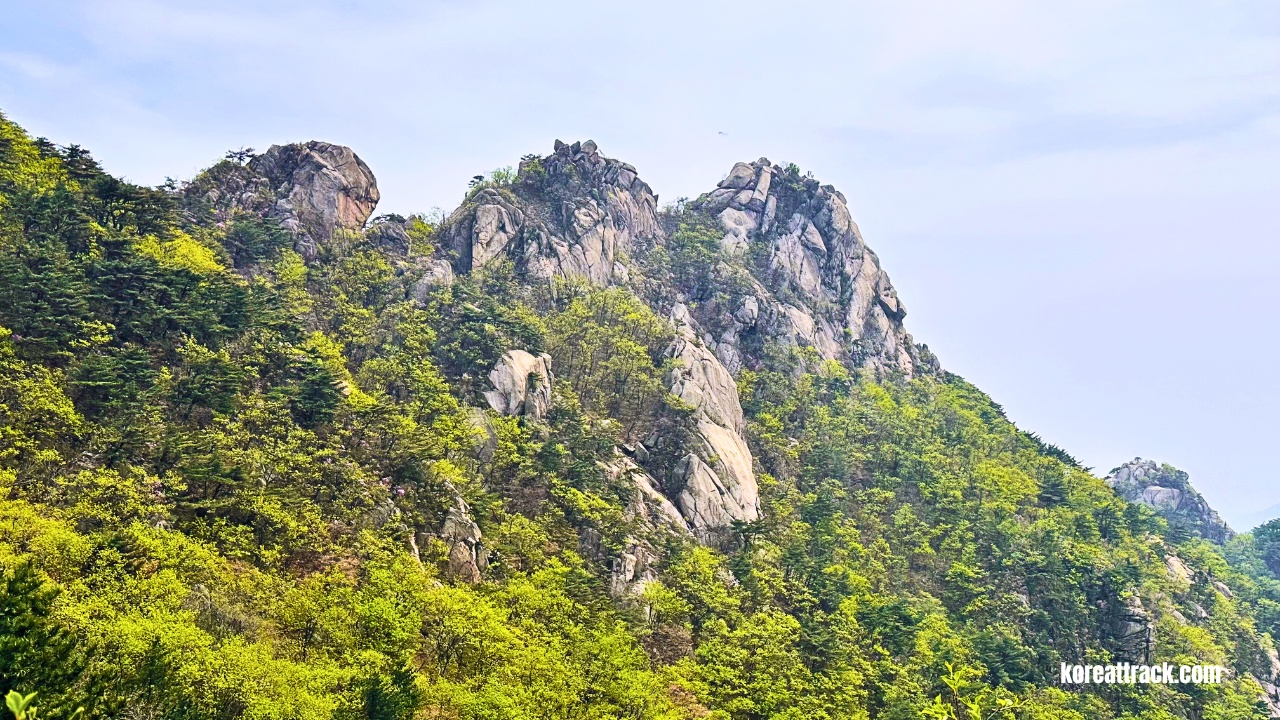 bukhansan-munsusa-temple-peak-view