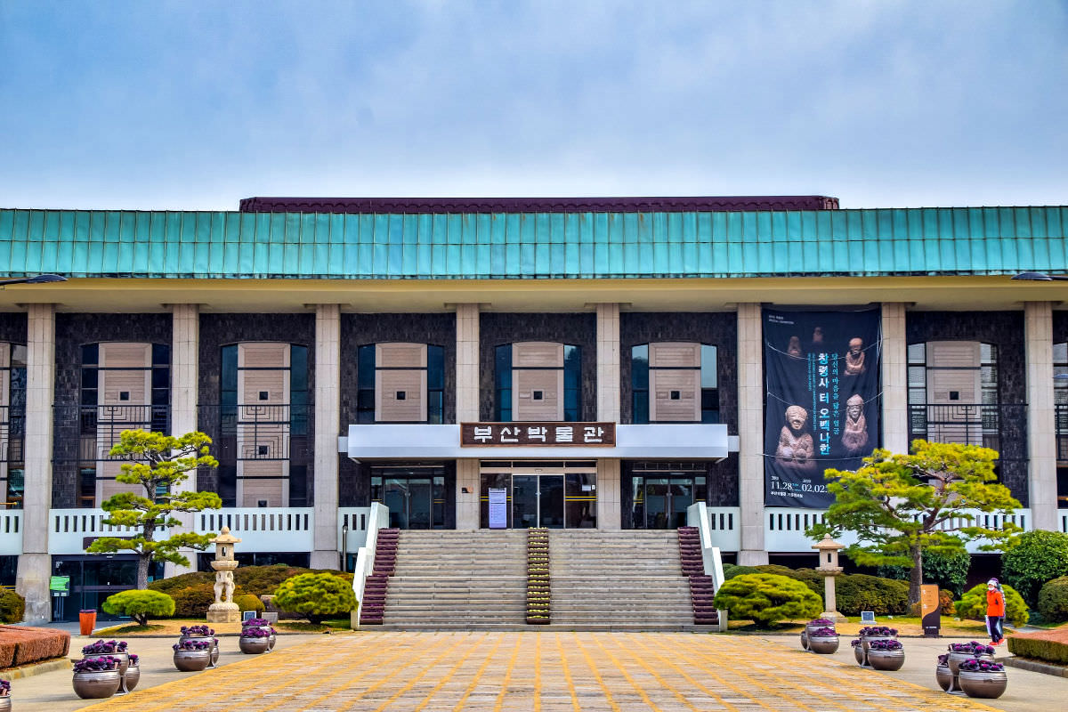 Busan Museum offers interesting relics and items on Busan's past that brought it into its current advanced society. See the items from the past to present.