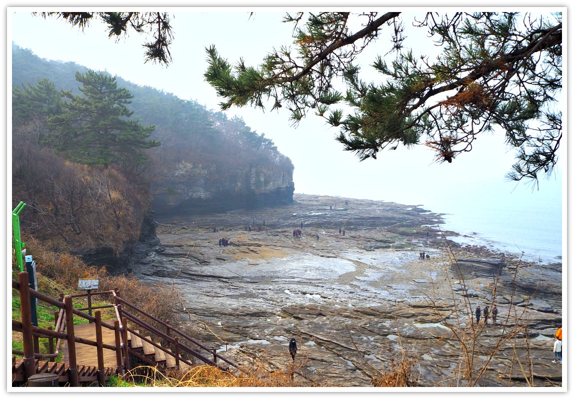 Chaeseokgang Geological Site is a natural attraction caused by the movement of tectonic plates. You will see the billions and millions of years old rock formations on the cliff and rocks lying on the ground. It is beautiful, by the sea and beach area in Gyeokpo-ri.