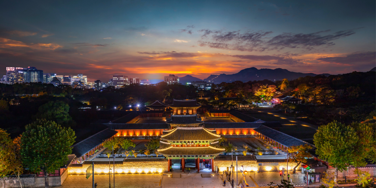 Changgyeonggung Palace is one of the four royal grand palaces located in Seoul. You can enjoy its grand structures, spaces, and colorful historical background.