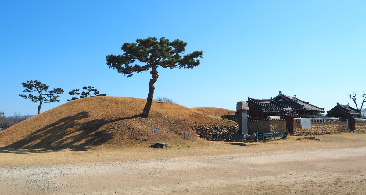 gyeongju-ancient-tomb