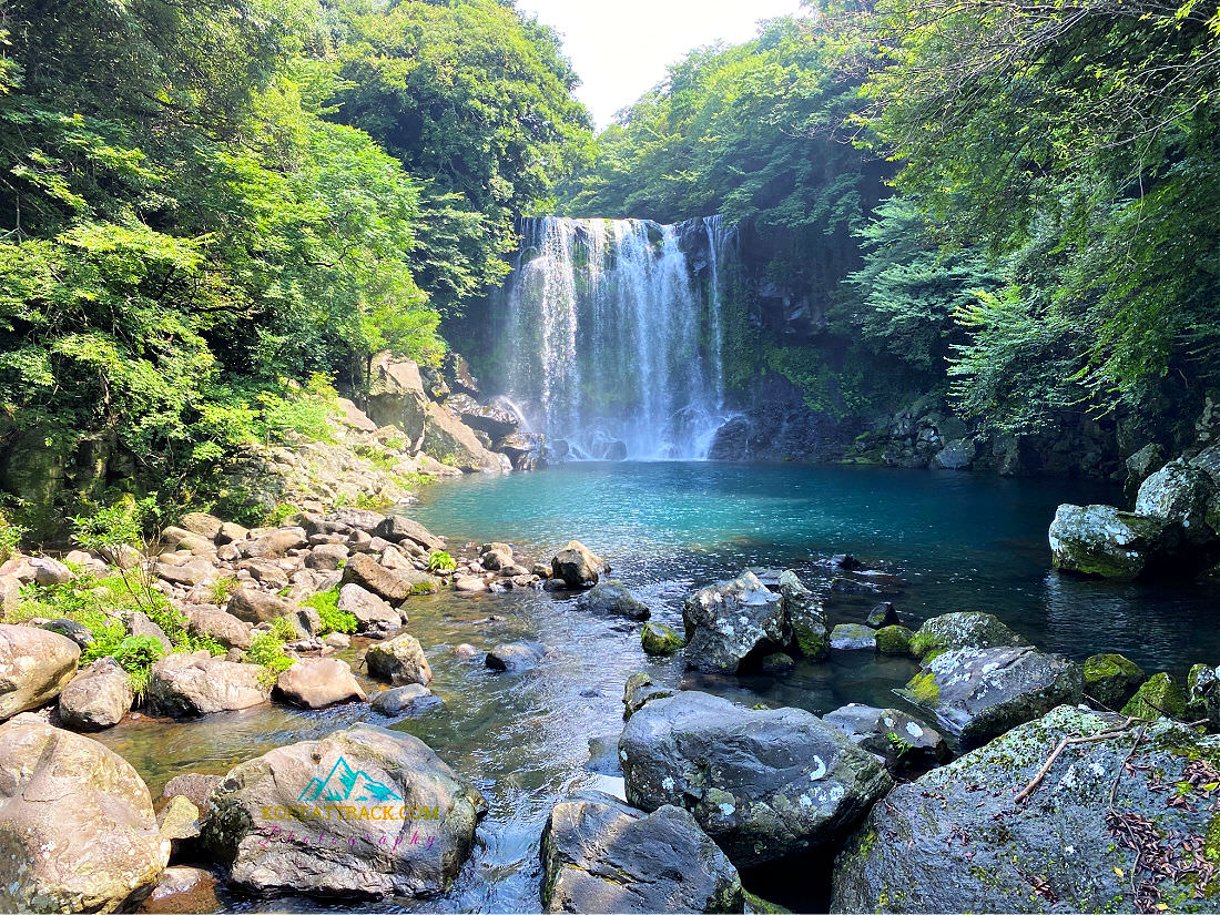 Cheonjeyeon Falls is a 3-tiered waterfall located on the semi-tropical and beautiful Jeju Island. The lush forest, turquoise ponds, & falls will make your day.