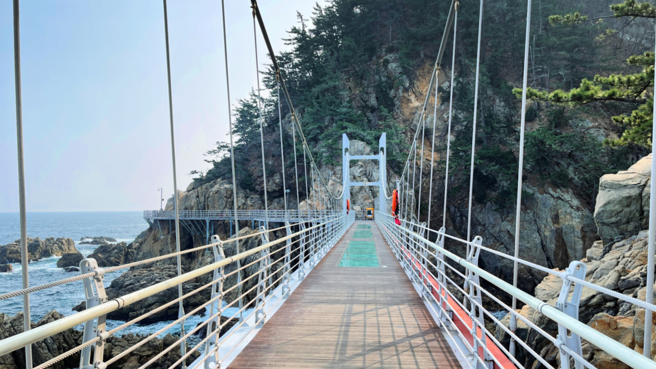 chotdae-bawi-hanging-bridge