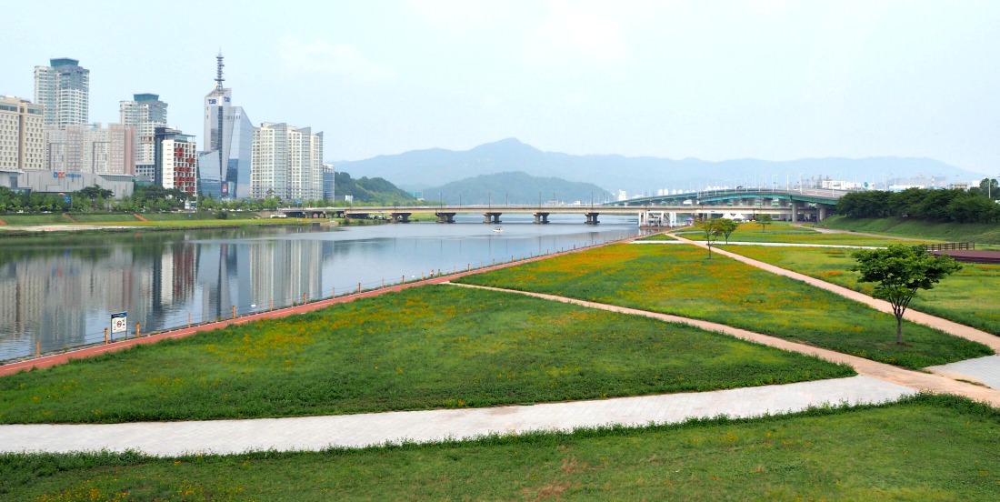 Daejeon Expo Park is an exciting place for friends and families to explore and enjoy old expo items, learn art crafts, eat and drink local menu, and more.