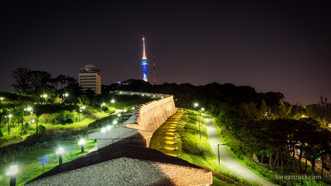 dongdaemun-seonggwak-park-garden-wall-evening-view