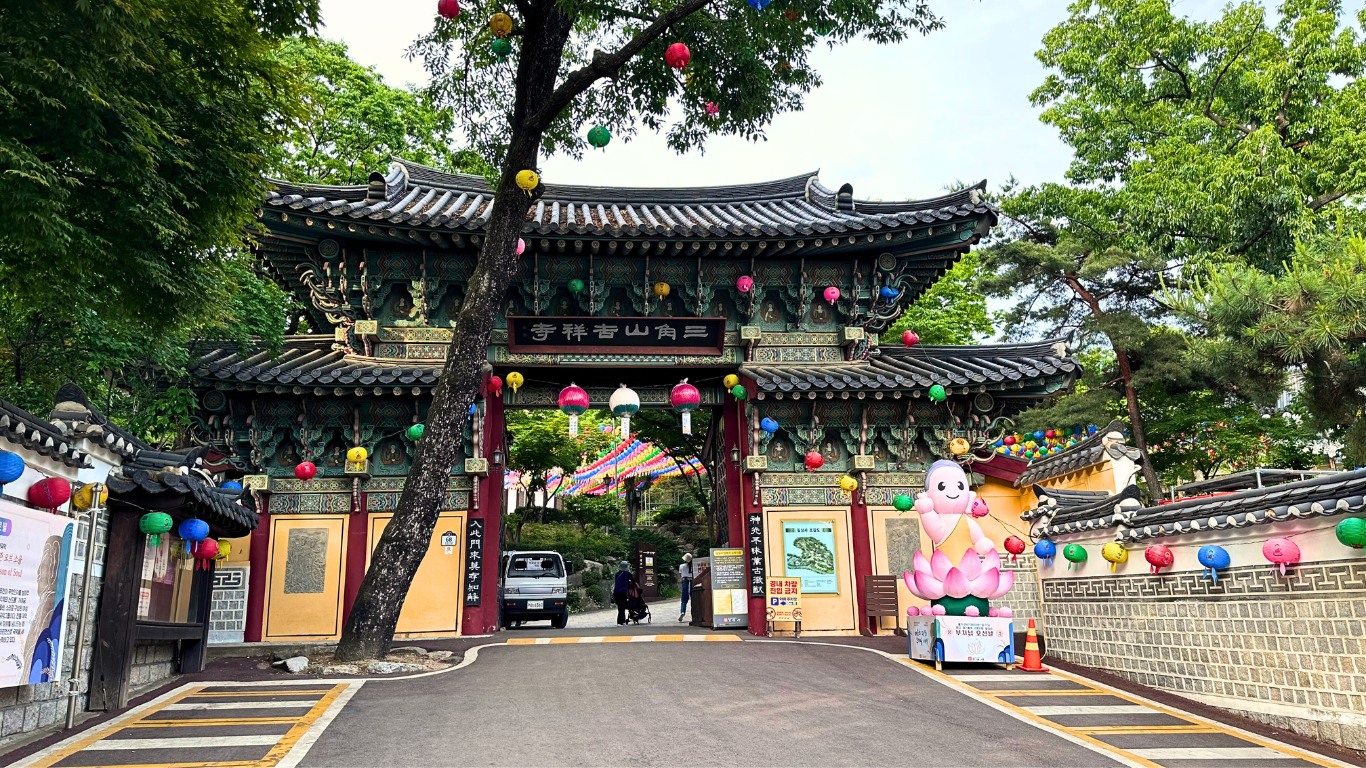 gilsangsa-temple-front-gate-seoul-view