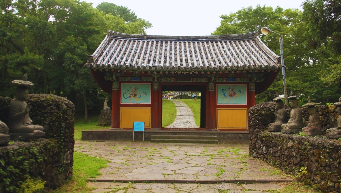 gwaneumsa-temple-jeju-island-guardians-gate-entrance