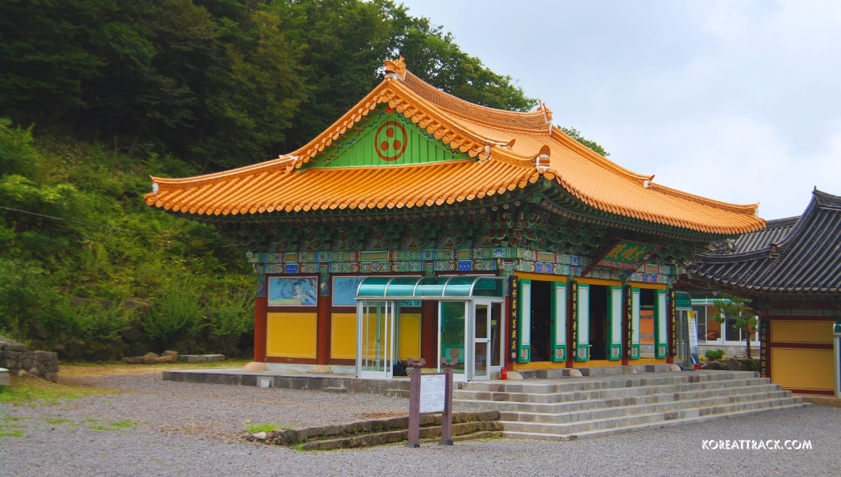 gwaneumsa-temple-jeju-island-hall