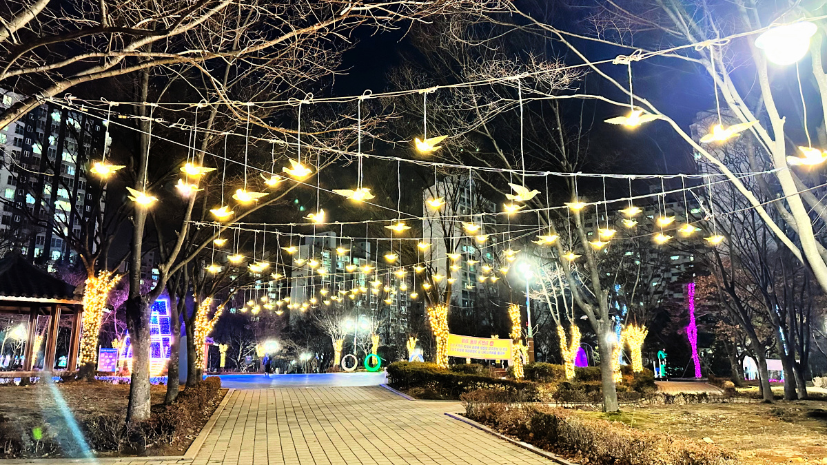Gyeyang Wonderland is a cozy park and space to relax in Gyeyang District. The space is refurbished with better facilities and new attractive neon lights.