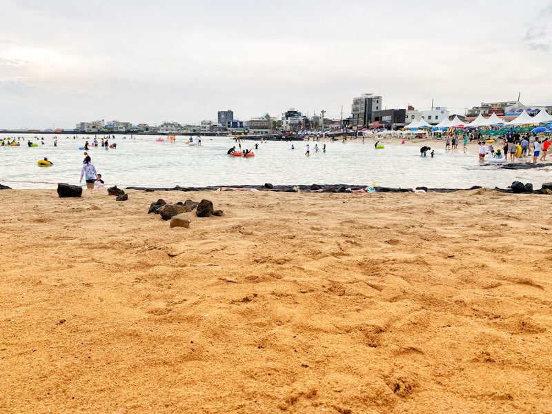 Hyeopjae Beach is a popular destination among beach-goers and holiday-makers on Jeju Island. It has a sparkling whitesand beach and panoramic surroundings.
