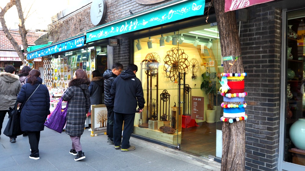 Insadong Cultural Street is famous among locals and foreign tourists. The street represents what are genuinely traditional Korean products. The shops sell art products that show off Koreans' craftmanship. It used to be antiques center, and a place for painters long ago.