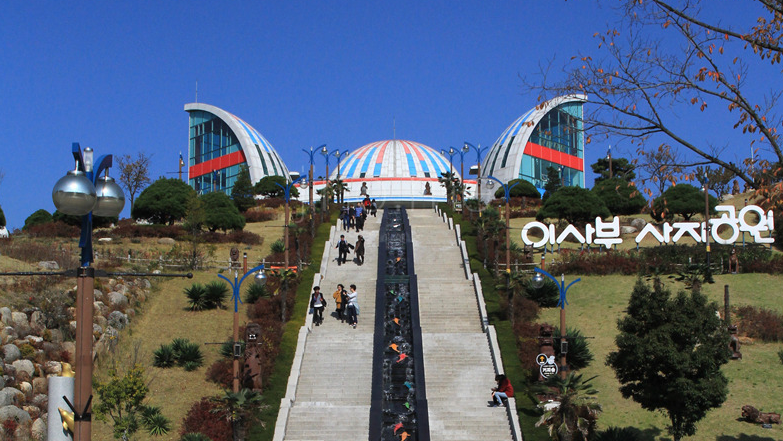 Isabu Lion Park is a fantastic theme park for all ages. Located on top of a hill in Gangwon Province, it offers beautiful views of the beaches & sea.