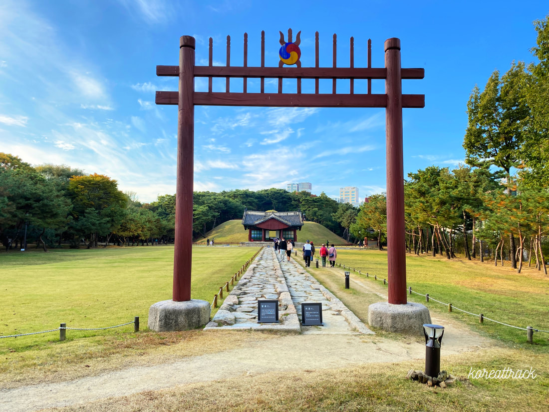Seolleung Jeongneung Royal Tombs in Gangnam is one of the most historical best sites in Seoul. It is perfect for strolling before you explore the district.