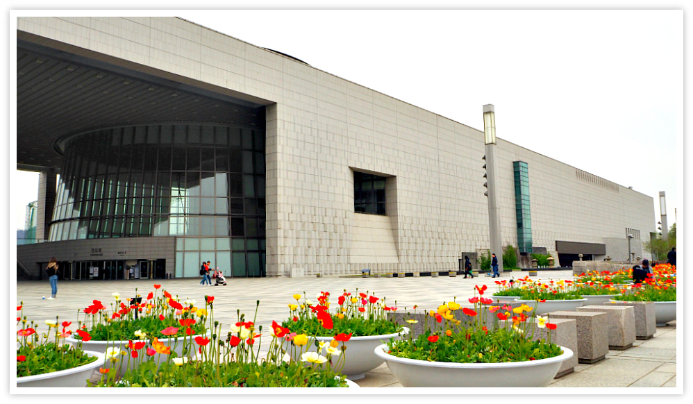 South Korea Museums page introduces you to the most interesting museums in Korea. You will not only learn but also enjoy the rich history and artifacts.