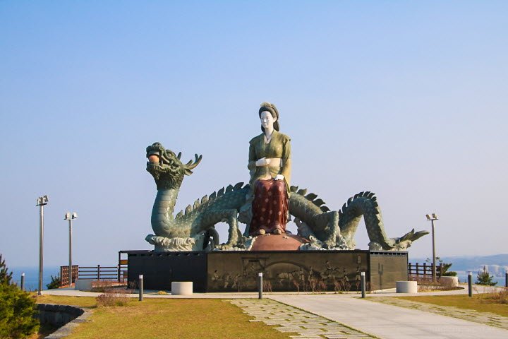 Lady Suro Flower Tribute Park is located on a hill overlooking the blue sea in Samcheok, Gangwon Province. It is perfect for strolling and watching the sunrise.