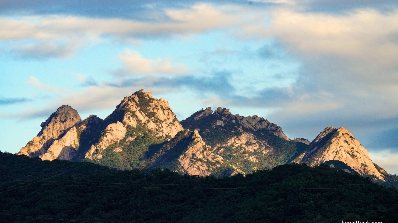 mangnyeongdae-peak-bukhansan-national-park-mountain-peaks