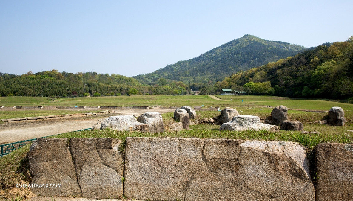 mireuksa-temple-iksan-ruins-mountain-view