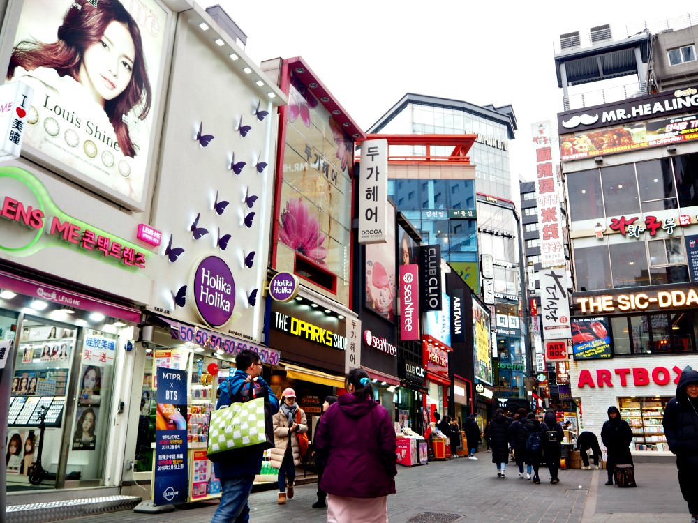 myeongdong-street-shoppers