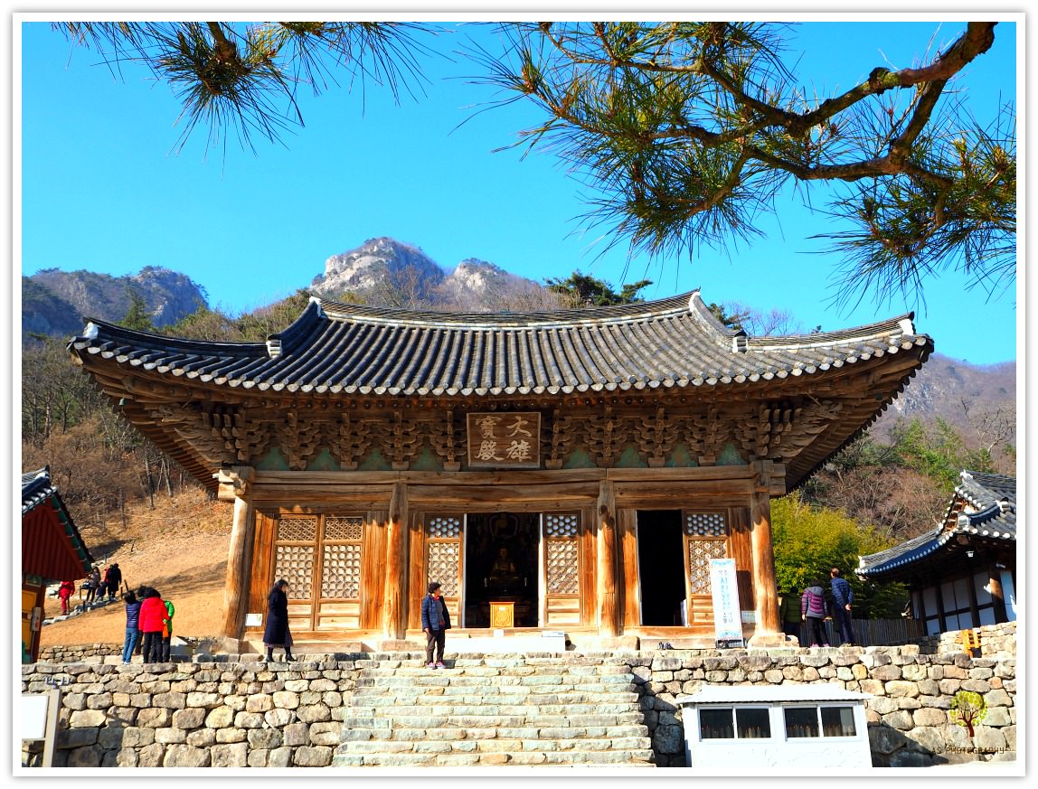 Naesosa Temple in Byeonsanbando National Park is a serene and beautiful temple ground. It is perfectly established amidst towering mountains with varied rock formations. Naesosa is filled with old national religious treasures worth anybody's pilgrimage.
