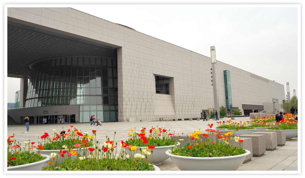 The National Museum of Korea lets you learn about Korea's most robust collection of artifacts. The NMK contains thousands of interesting items being exhibited at different halls with modern technological support to help you understand Korea's past and present.