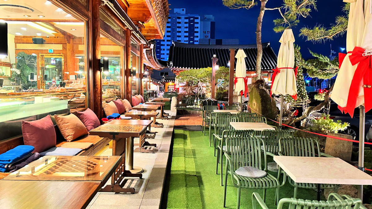 piece-montee-patisserie-outdoor-sitting-area-cafe