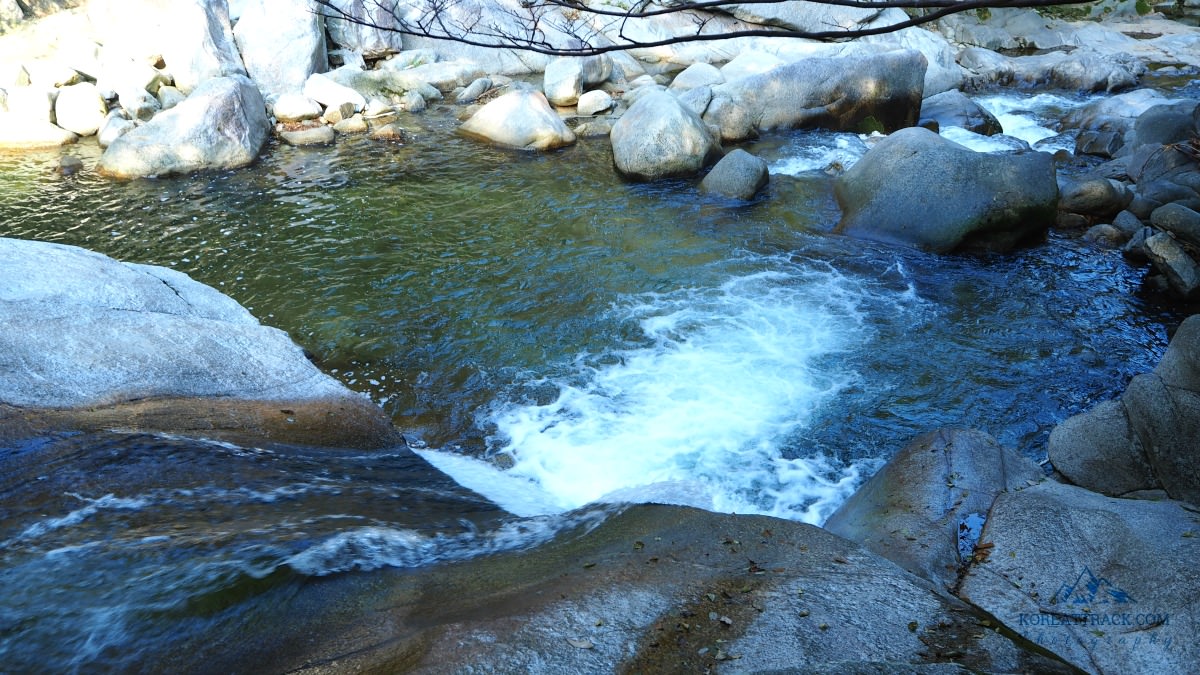 seoam-rock-waterfall