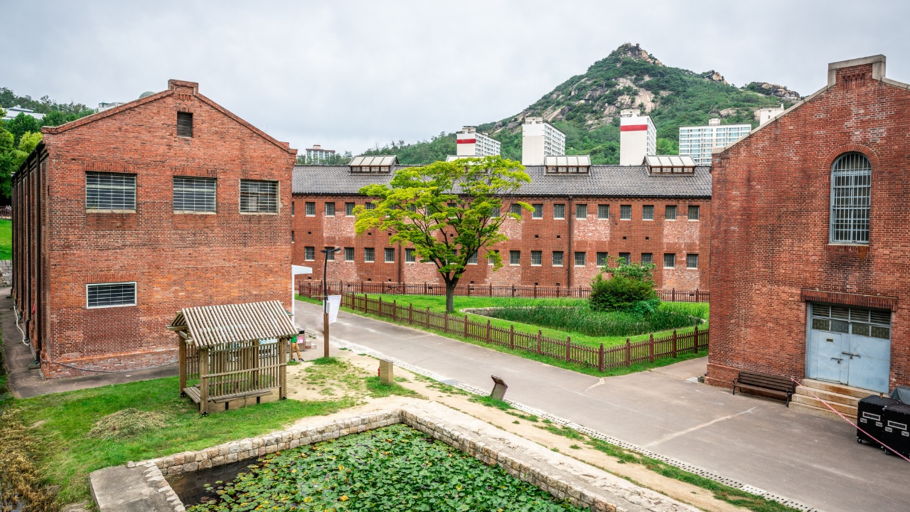 seodaemun-prison-museum-garden-pond