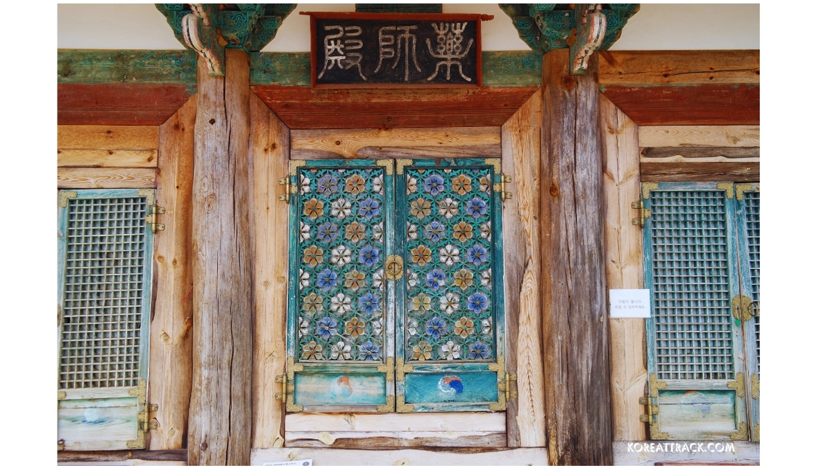 silsangsa-temple-namwon-old-door-architecture-view
