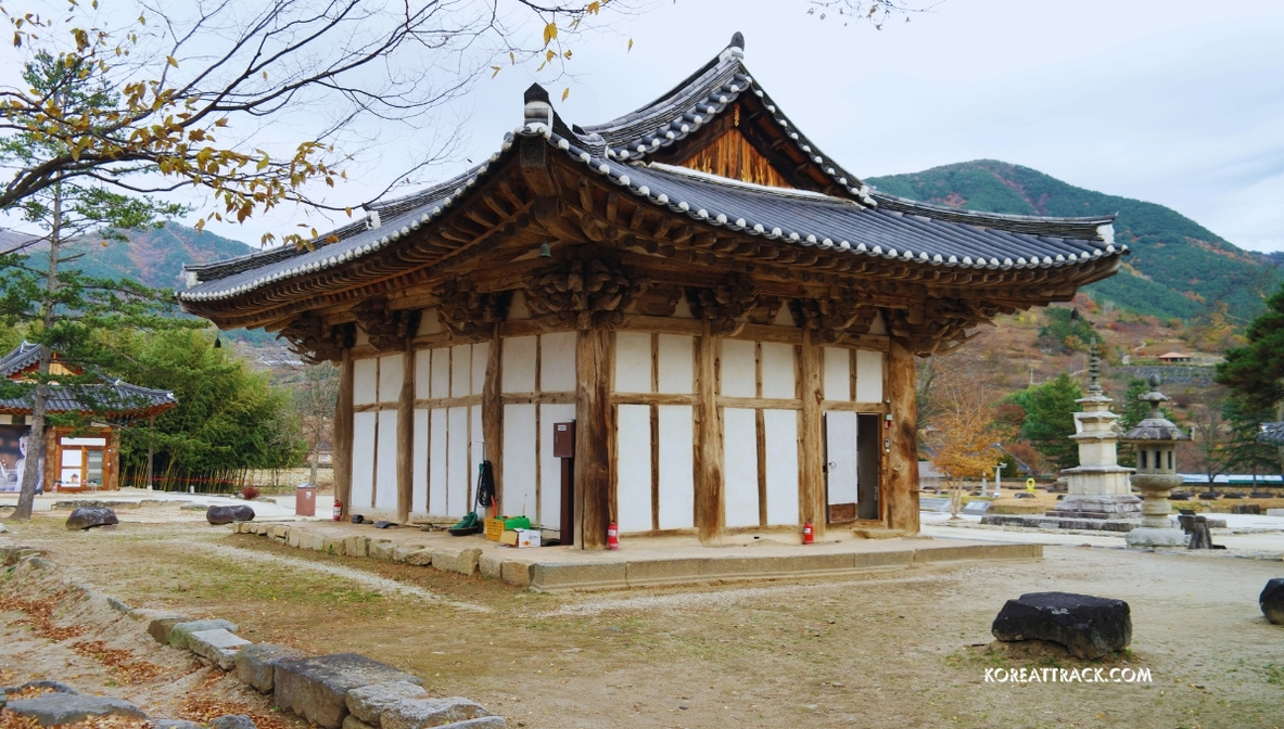 silsangsa-temple-namwon-temple-lamp-view