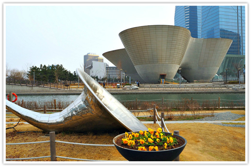 Songdo Island District offers the best travel leisure sites, entertainments, parks, & shops in Songdo. It is a beautiful island-city closer to Incheon Airport.
