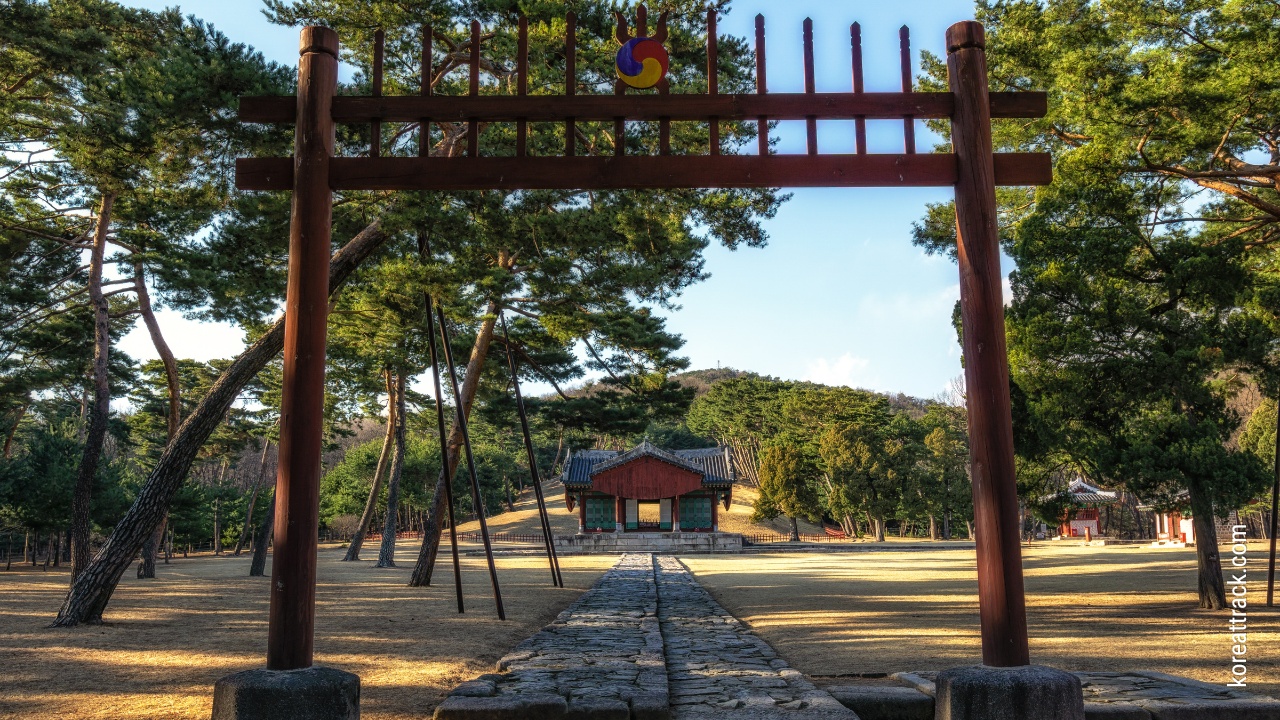 taereung-royal-tomb-gate-view