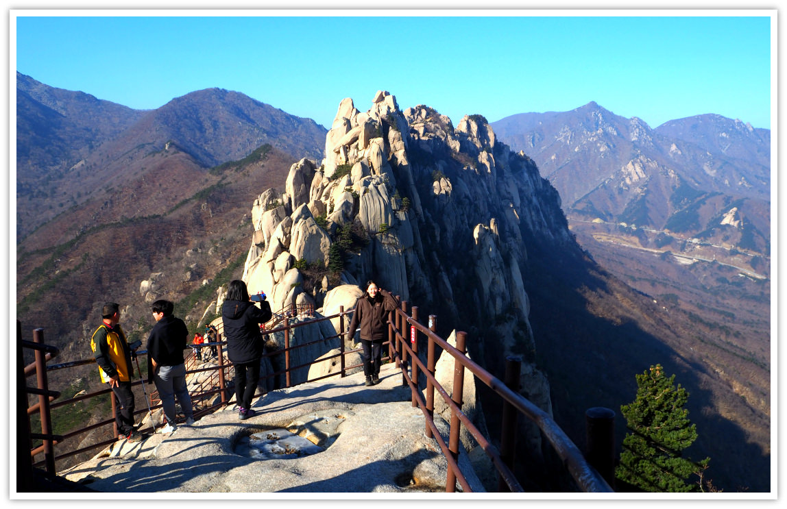 Ulsanbawi Rock Mountain is one of the amazing peaks in Seoraksan National Park. It offers majestic views of the surroundings and nearby panoramic vistas.