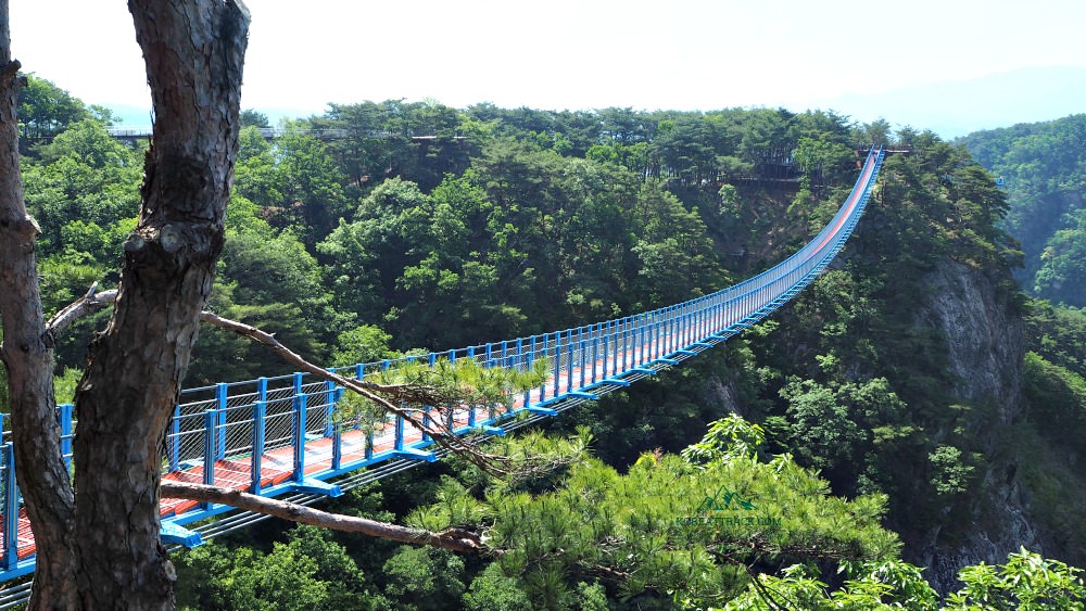Wonju Rocking Bridge is an exciting hanging bridge in Seogeumsan Mountain area of Ganhyeon. It is exhilarating to cross from one end to the other with vistas.