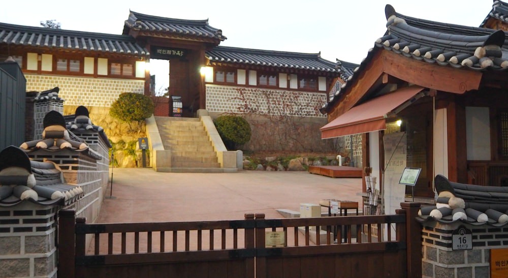 Baek In-Je House Museum is an elite Korean traditional house which was turned into a museum. It represents a 'hanok' house but adapted to modern time.