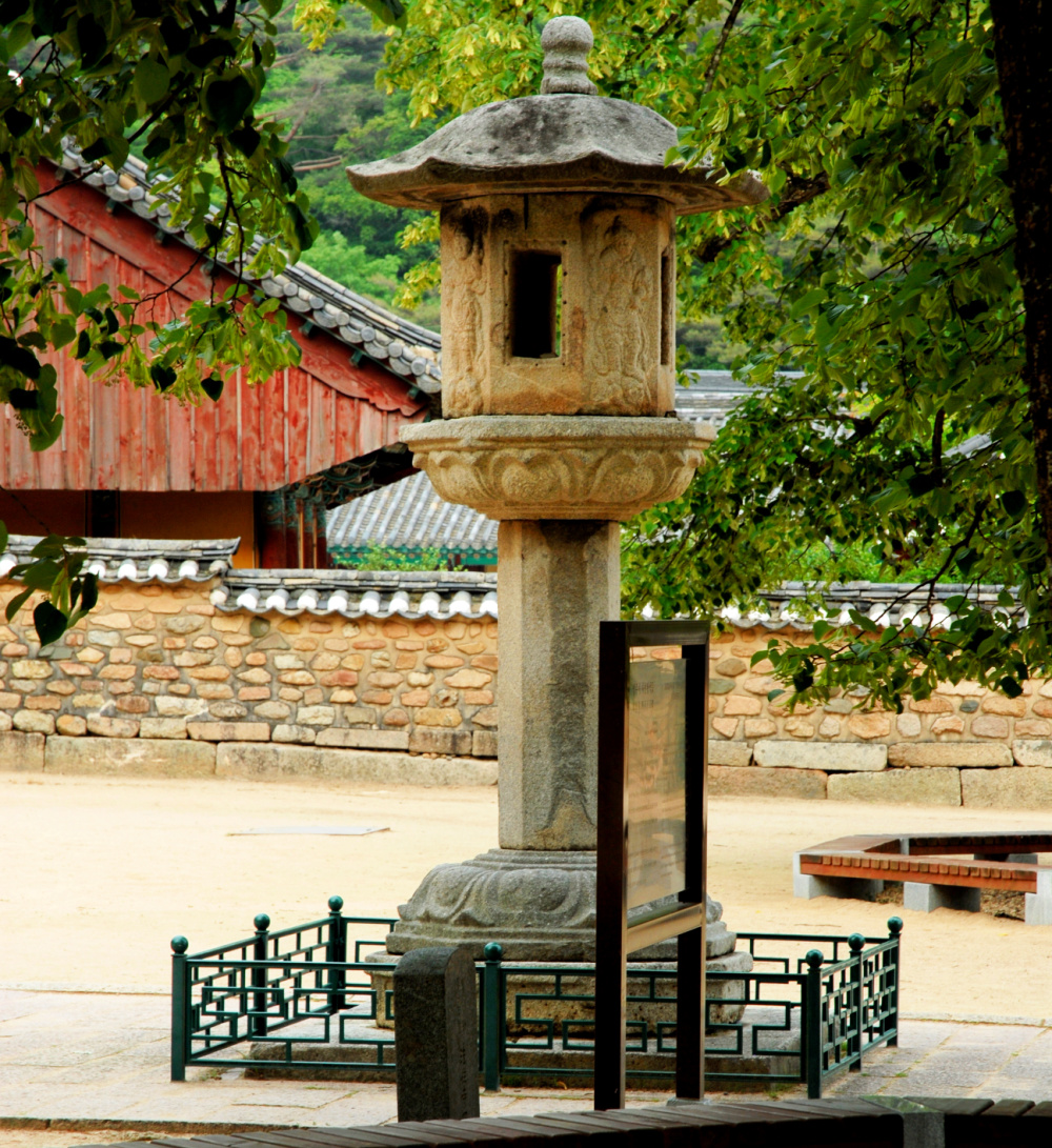 beopjusa-temple-stone-lamp