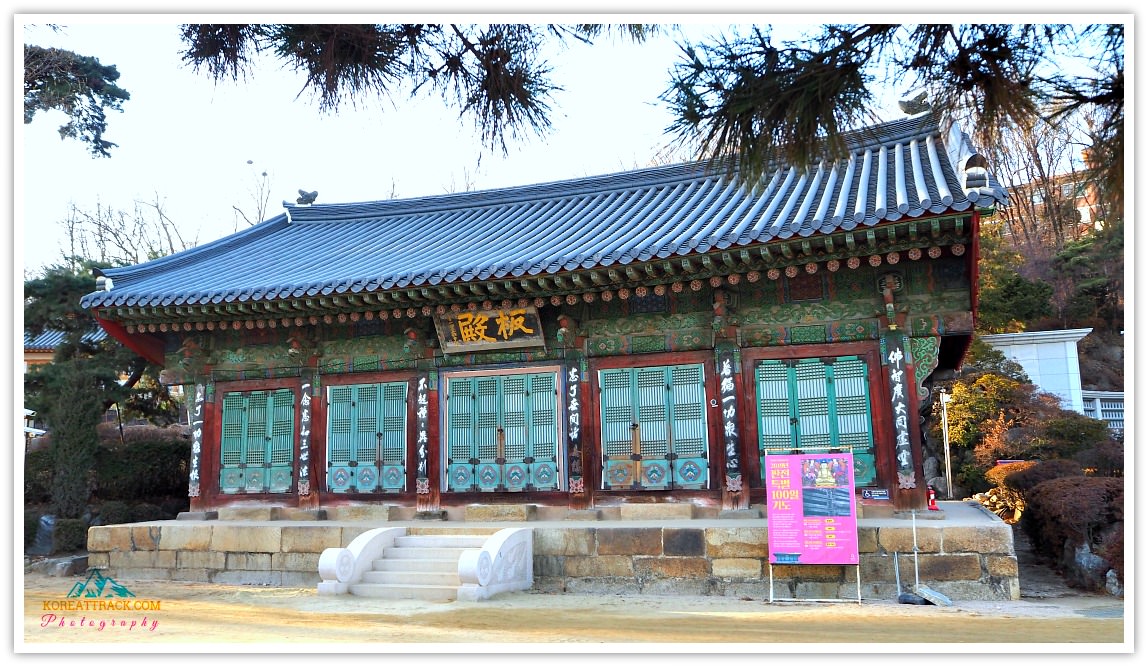 Bongeunsa Temple in Seoul is over a 1000-year-old Buddhist temple that attracts visitors from all walks of life. Domestic and international visitors love to pray and (or) explore the historic and beautiful temples and other treasures as products of religion and artworks.