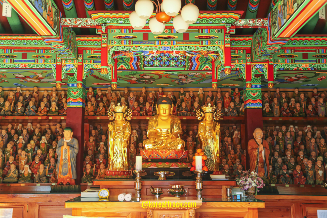 buddhist temple buddhas and bodhisattvas