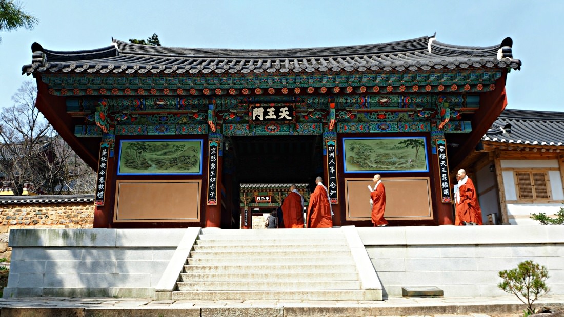 busan-beomeosa-temple-monks-entering