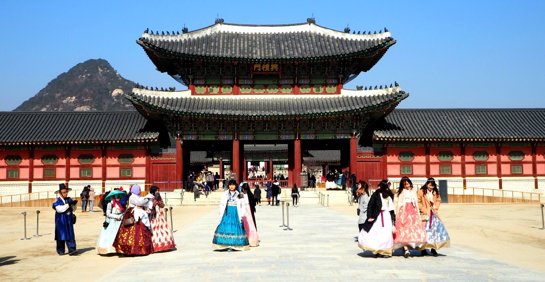 cheongwadae-gyeongbokgung-palace-hanbok-ladies
