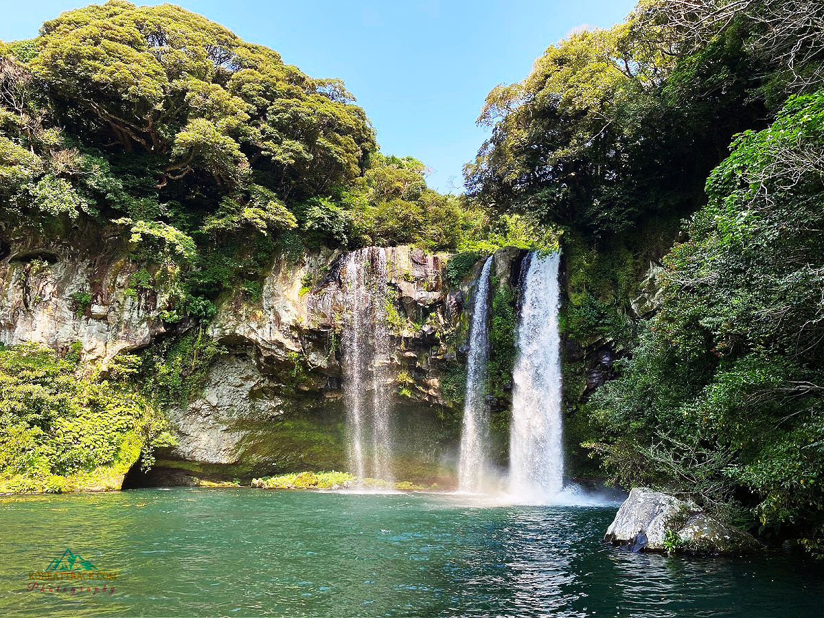 Cheonjiyeon Falls is a beautiful waterfalls that seem to connect the heavens and the Earth on Jeju. A great site for relaxation, easy to access, and amazing.