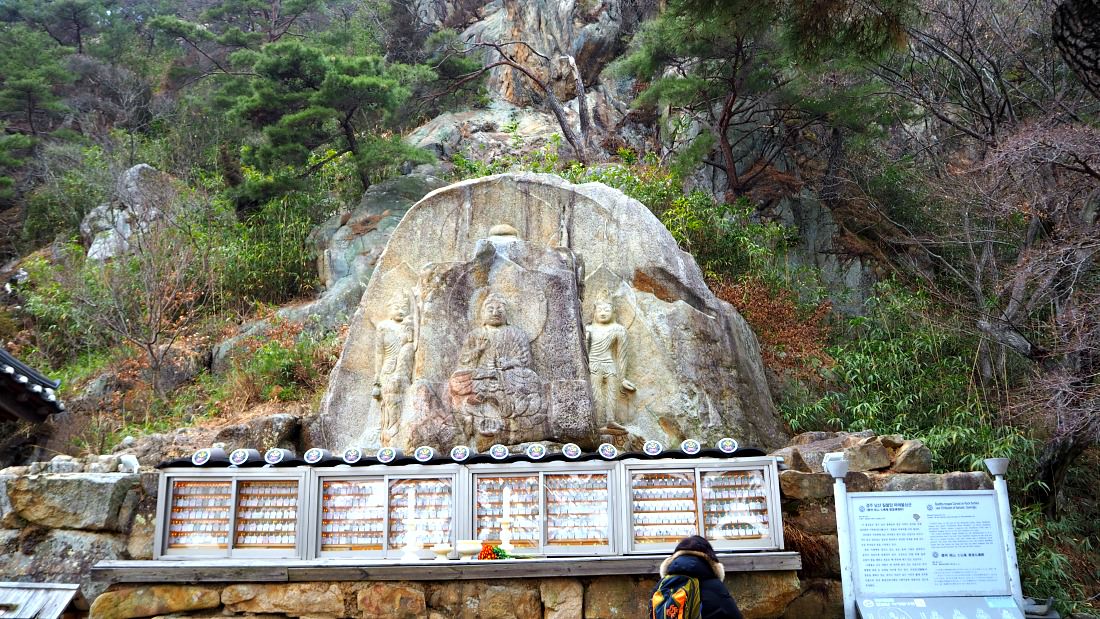 Chilbulam Hermitage is a must-visit treasure in Gyeongju. It is tucked in Namsan Mountain with the 7-8th century stone-carved beautiful Buddhas & Bodhisattvas.