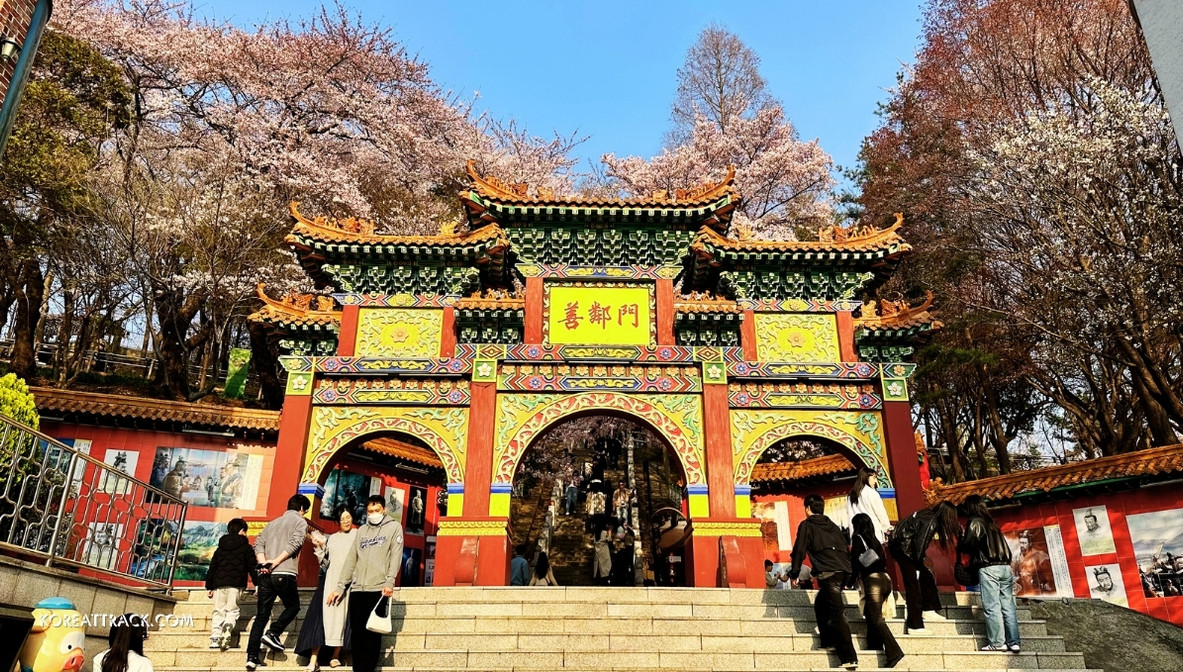 Chinatown In Incheon City is a must-visit destination for anyone interested in experiencing the unique blend of Korean and Chinese cultures.