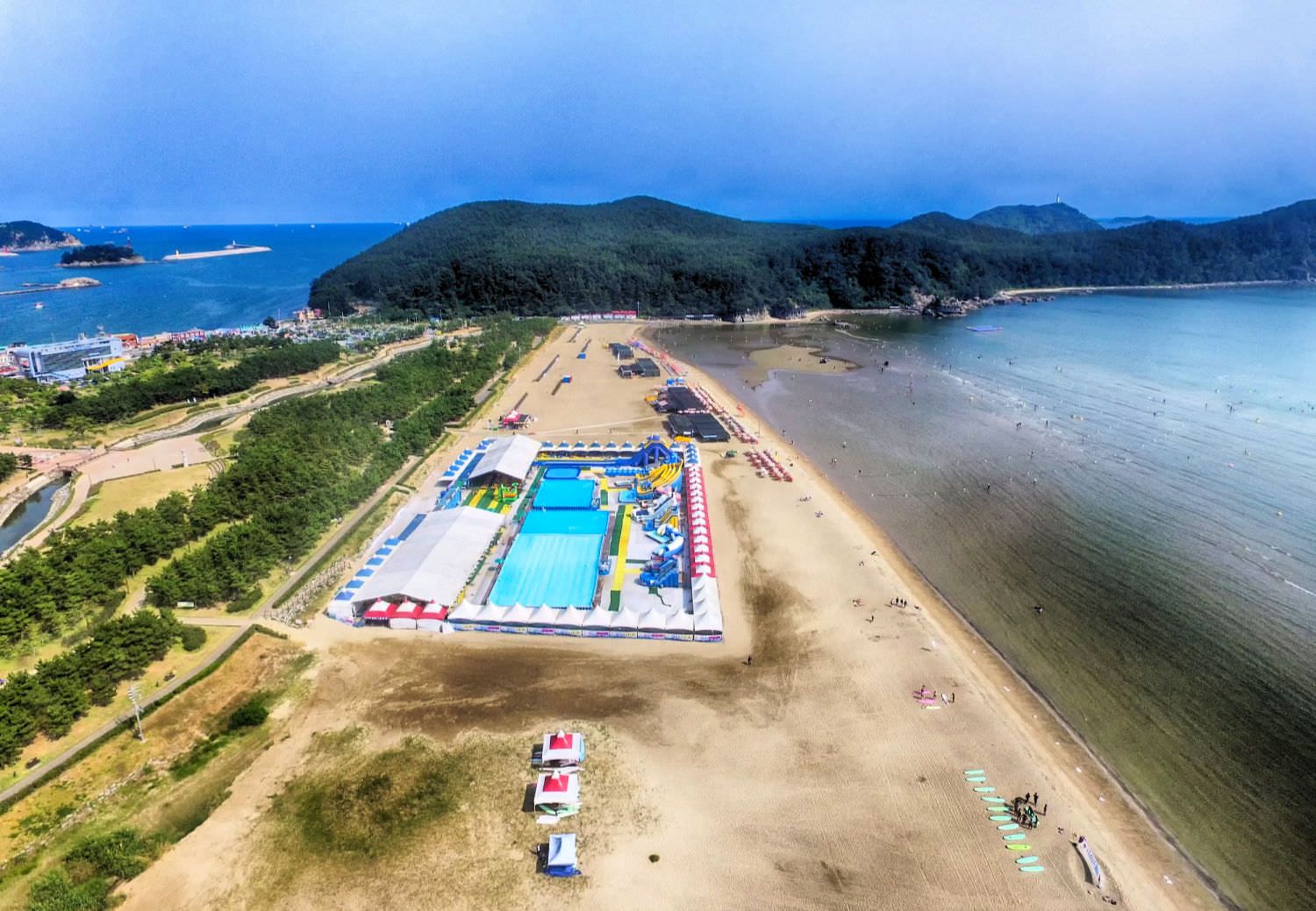 Dadaepo Beach is a beautiful beach area located around 8 kilometers from Busan City's downtown center. You can watch migratory birds by the river nearby.