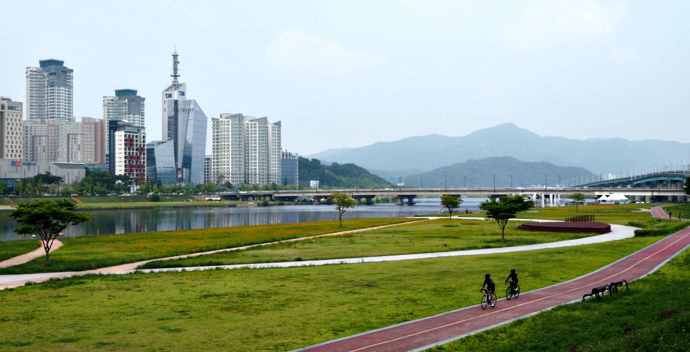 The cycling routes in Korea are not only numerous but also diverse and exciting. You can hit the roads by the mountainsides, farming villages, or seasides.